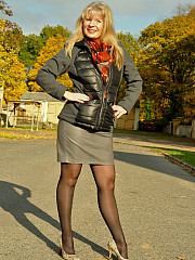 MILF Angel shows her legs and feet in - image nr. 3