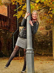 MILF Angel shows her legs and feet in - image nr. 4