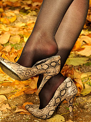 MILF Angel shows her legs and feet in - image nr. 9