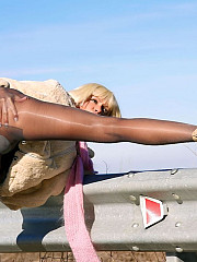 Legged babe in shiny pantyhose on the - image nr. 9