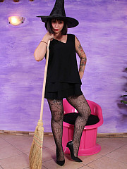 Dropdead Gorgeous Ammalia As A Sexy Witch - image nr. 2