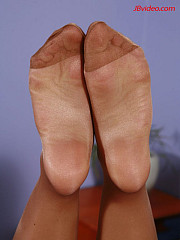 Georgia Peach gives hot pantyhose - image nr. 7