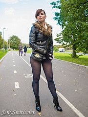 Black Pantyhose On The Road - image nr. 3
