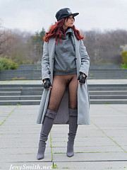 Jeny outdoors in seamless pantyhose - image nr. 1