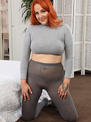 Chubby redhead Kara Carter in gray wool - image nr. 2