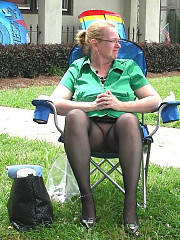 Amateur women flashes her pantyhosed - image nr. 3