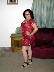 Little chubby wife spreads her legs and - image nr. 1