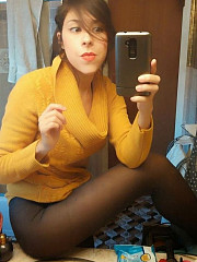 Amateur girl in panty hose in front of - image nr. 4