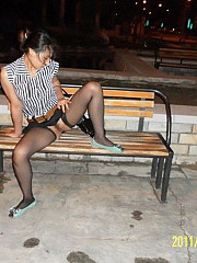 Nasty asian babe posin in black - image nr. 2