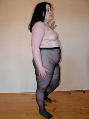 Little plump wife posing nude in black - image nr. 3
