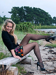 Amateur women flashes their pantyhose - image nr. 1