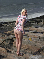 Amateur girls wearing pantyhose with no - image nr. 4