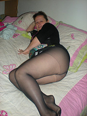 Chubby housewife in black pantyhose on - image nr. 4