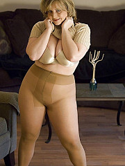 Fat amateurs in pantyhose showing off - image nr. 5