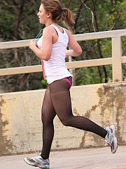 Amateur girl in pantyhose caught on - image nr. 1