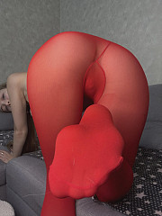 Red Pantyhose On Amateur Girl - image nr. 8