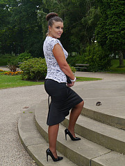 Milf Karen Rposes Outdoors And Shows Her - image nr. 1