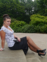 Milf Karen Rposes Outdoors And Shows Her - image nr. 10