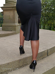 Milf Karen Rposes Outdoors And Shows Her - image nr. 5