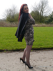 Redhead Girl Wearing Leopard Dress Grey - image nr. 1