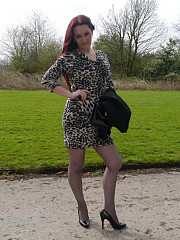Redhead Girl Wearing Leopard Dress Grey - image nr. 2