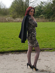 Redhead Girl Wearing Leopard Dress Grey - image nr. 8