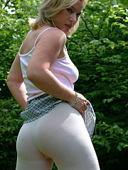 Tracey in green forest is wearing light - image nr. 8