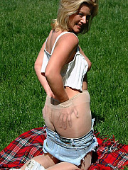 Outdoor relax with Tracey wearing - image nr. 11